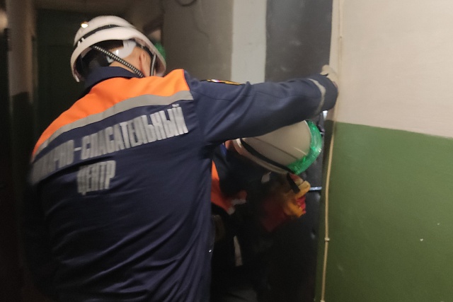 Спасатели обеспечили родственникам доступ в квартиру